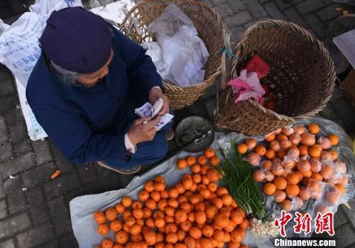 重庆蔺市"脱贫攻坚"集市开街 当地村民免费摆摊卖农产品